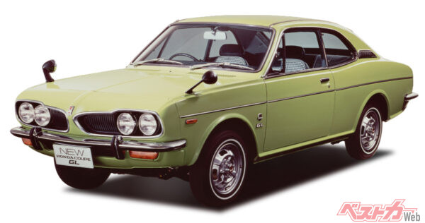 ホンダ1300(1969年)…フロントに横置きされた4気筒エンジンは本田宗一郎の強い希望で空冷とされたが、強制冷却ファンなどで重たくなり、操縦性に難があったホンダ1300(画像は1970年のクーペ)