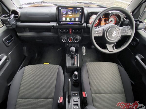 車内は横方向の余裕は少ないが、「小さな作業場」のような雰囲気があって好ましい