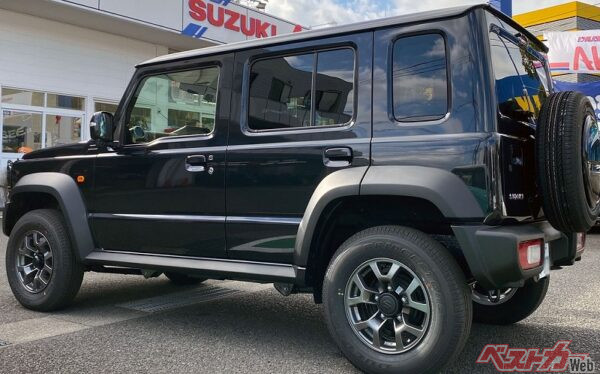 後席ドアの存在は正解!! カバンなどの荷物をサッと置いて出かけられるので非常に便利だ