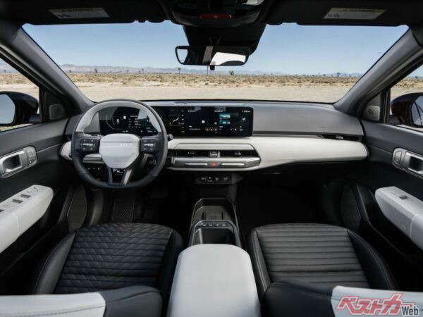 日本未導入のため、見る機会がほぼないEV4の車内。EV車的なデザインが強いため懐古的なキャンペーンが生まれるのは理解はできるが…。