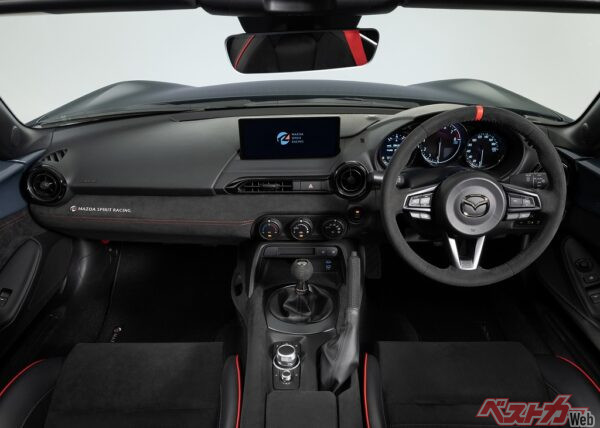 アルカンターラを多用した専用インテリア。ロゴ入りパーツや専用シートなど、乗り込むたびに「特別な一台」であることを実感させてくれる