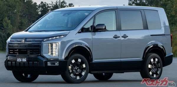 2019年にフロントマスクがダイナミックシールドに変更されたエクステリア。2025年の大幅改良では前後のデザインを変更しつつホイールアーチモールを装備し、SUV的な雰囲気が強調された