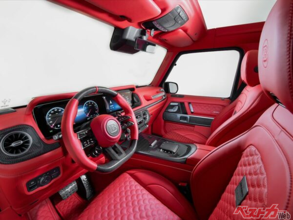 BRABUS XL 800 CABRIOのインテリア。多くのブラバス特注パーツを備えている。