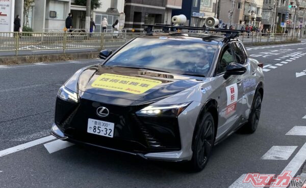 疾走するレクサスRZは「技術総務車」。選手たちがやってくる数分前に目の前を通過。盛り上がってきましたぞ～