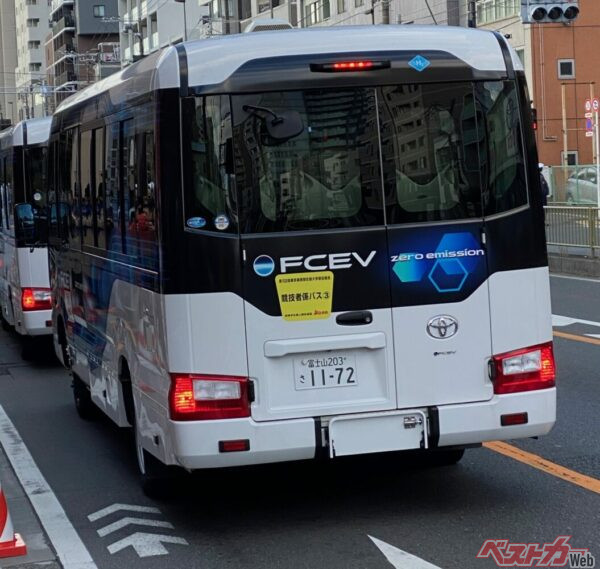 その後通過した数台の関係者バスはFCEV。環境にいいのですよ