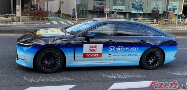 「大会会長車」クラウンFCEV。色がステキ！