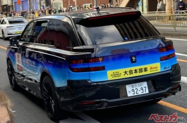 リアスポイラーも備わり、後ろ姿もステキですよ！