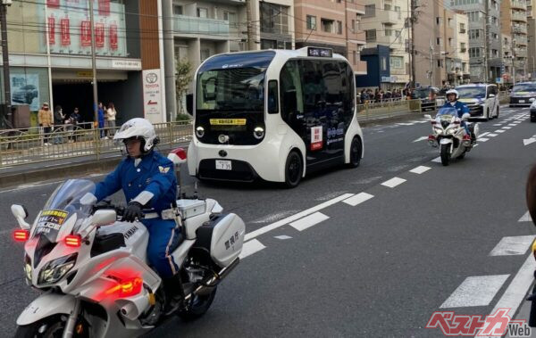 白ばいと共に走るeパレット。なんだか、新しい時代の幕開けという画像ですね