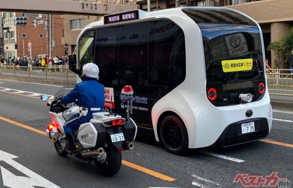 白ばいと共に走るeパレット。なんだか、新しい時代の幕開けという画像ですね