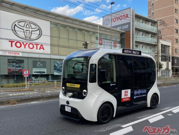 トヨタ販売店の前を通過。トヨタさんのPRをしているワケじゃないですからね(笑）、念のために