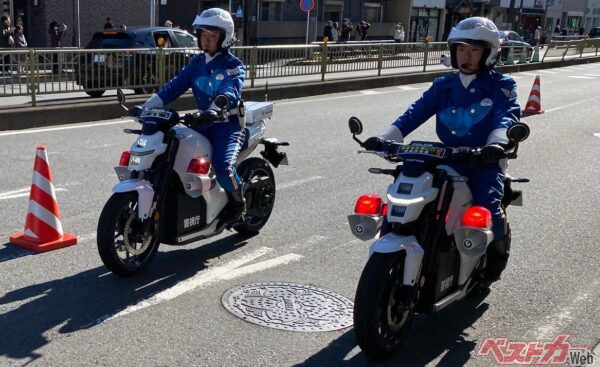 1位選手を先導するホンダ初の電動スポーツバイク「WN7」の白バイ仕様。もちろん「音もなくス～ッ」と走る！