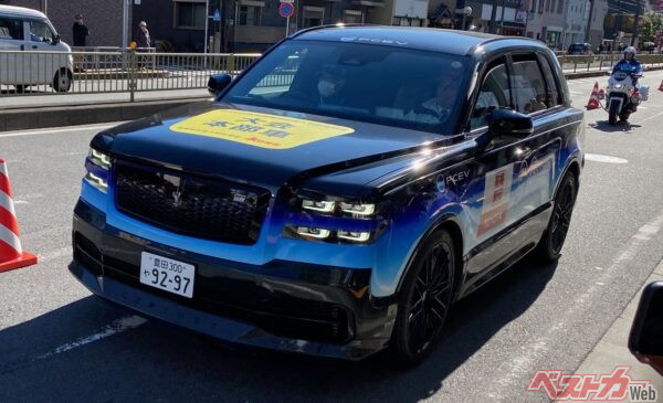 復路にもキター!! 世界に一台だけの「センチュリーFCEV・GRMN」。フロントスポイラーなどが備わりカッコいいぜ