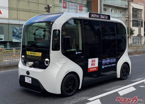 こちらが4台投入されたBEVモデル「eパレット」。公道で走る様は一種異様な雰囲気もありますね（画像は往路で撮影）