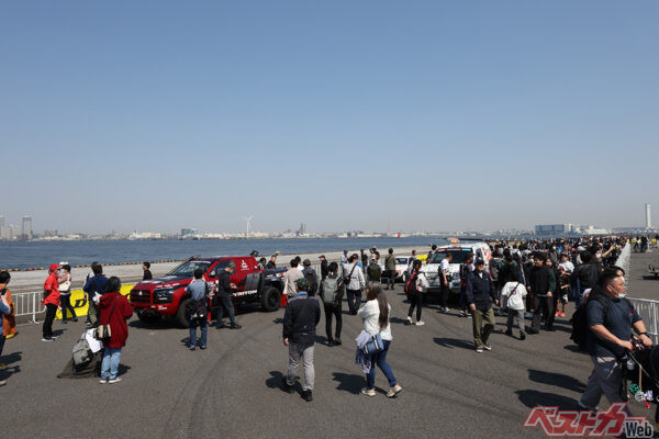 横浜・山下ふ頭で開催された前回「JAFモータースポーツジャパン2025」の様子。カップルや家族連れでも楽しめるイベントだ