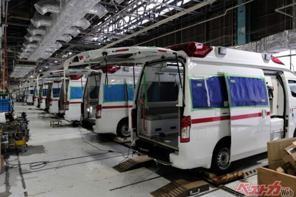 ズラーーと並ぶ救急車。今回はキャラバンベースのパラメディックが並ぶぞ