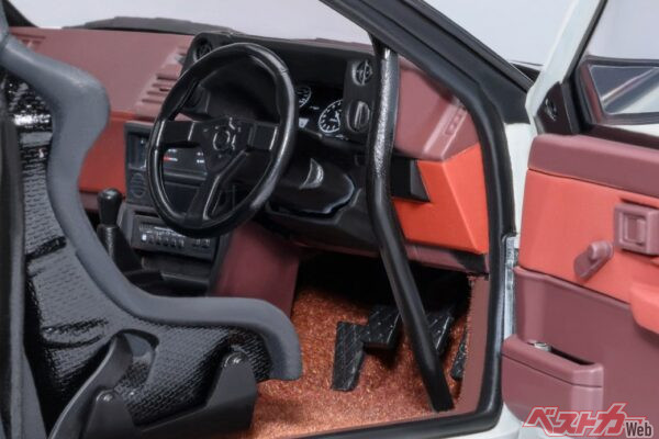 こだわりにこだわりぬいた内装再現。フルバケシートのカーボン柄もしっかり確認できる