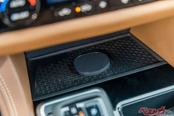 日産の北米向けパスファインダーに搭載されたQi2ワイヤレス充電。マグネットでスマホの位置を自動的に固定してくれる