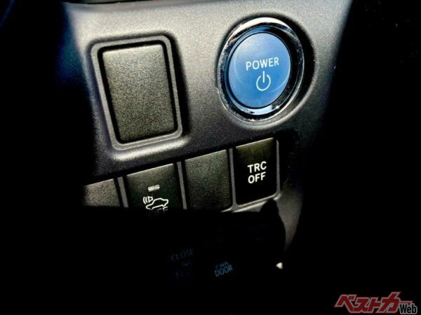 一般的にハンドル右側に配置されていることが多い、トラクションコントロールをオン/オフするためのスイッチ(Dedy@Adobestock)