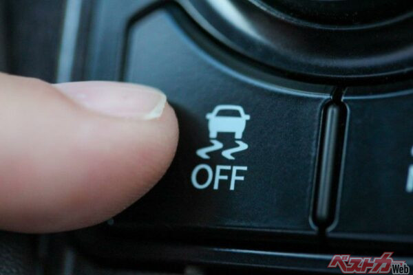 「TRC OFF」「クルマのマークに波線が2本描かれたもの」の2種類がある。一度じっくり自分のクルマをチェックしてもらいたい(hanjosan@Adobestock)