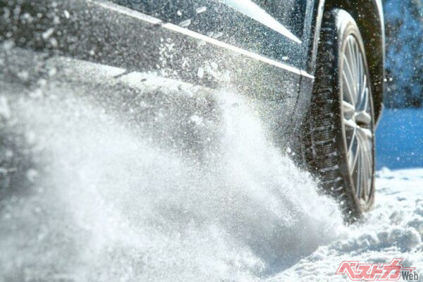 どうしようもない時は“このスイッチ”を押せ！　雪道でスタックして動かない時に“脱出できる”トラコンOFFスイッチの脱出テクニック