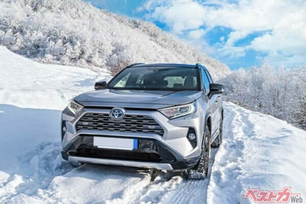 電子制御システムを駆使することで、雪や泥など滑りやすい路面状況でも対応するドライブモードを備えたモデルが増えてきた。しかしスタックしてしまうと、この電子制御が脱出を阻むことにもなる(robertuzhbt89@Adobestock)