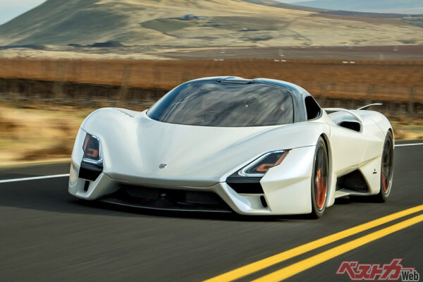 エンジンは5.9LのV8ツインターボで最高出力は1750馬力！　どうかしてる！