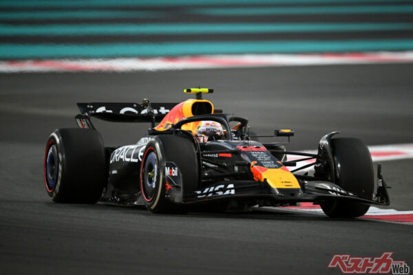 この狭いコクピットのなかで高Gにさらされ、腰にダメージを抱える者も少なくない