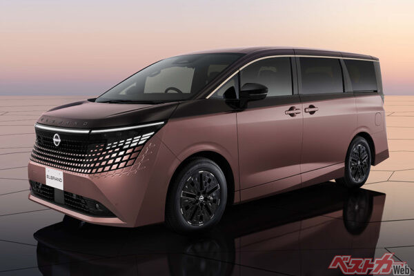 新型日産 エルグランド。リニアモーターカーをモチーフにしたというが、アル／ヴェルを凌駕する強烈なインパクトのある顔が欲しかった