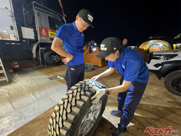 ダカールラリーでパンクしたタイヤを確認しているシーン（写真は公式サイトより）