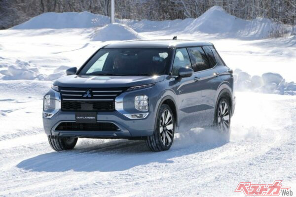 三菱 アウトランダー（現行型・2024年マイナーチェンジ）。全長4720×全幅1860×全高1750mm、車重2140kg、2.4L・直4（133.2ps/19.9kgm）＋モーター（前：115.6ps/26.0kgm、後：136ps/19.9kgm）