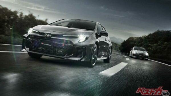 トヨタ GRカローラ(現行型・2025年改良)。全長4410×全幅1850×全高1480mm、車重1500kg、1.6L・直3ターボ(304ps/40.8kgm)