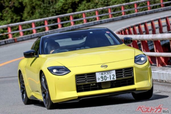 日産 フェアレディZ(現行型・2022年登場)。全長4380×全幅1845×全高1315mm、車重1590kg、3L・V6ターボ(405ps/48.4kgm)