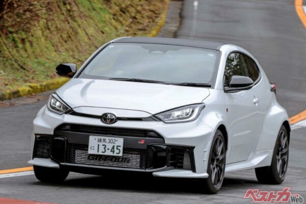 トヨタ GRヤリス(現行型・2025年改良)。全長3995×全幅1805×全高1455mm、車重1280kg、1.6L・直3ターボ(304ps/40.8kgm)