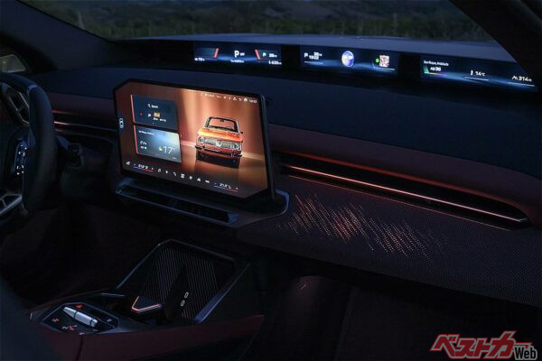 iX3のインパネ。ウインドウ下の横長ディスプレイに注目。表示情報は多彩なパターンから選べる