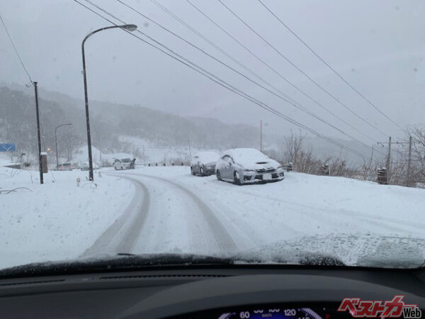 FF車でエンジンブレーキを使うとリアタイヤが滑り出すことがある。Dレンジのままフットブレーキを丁寧に使うことで、下り坂をより安全に走ることができる