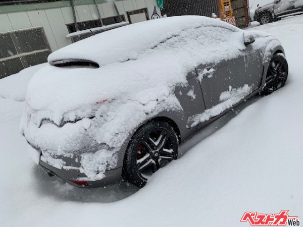 電動パーキングブレーキではなく、昔ながらの手動式サイドブレーキでは駐車時に引かないようにしたい