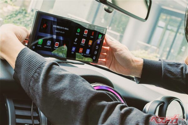 モニターのない旧車にもディスプレイオーディオを!! 動画もナビも楽しめる後付けポータブルモニターがカーライフを変える!!!