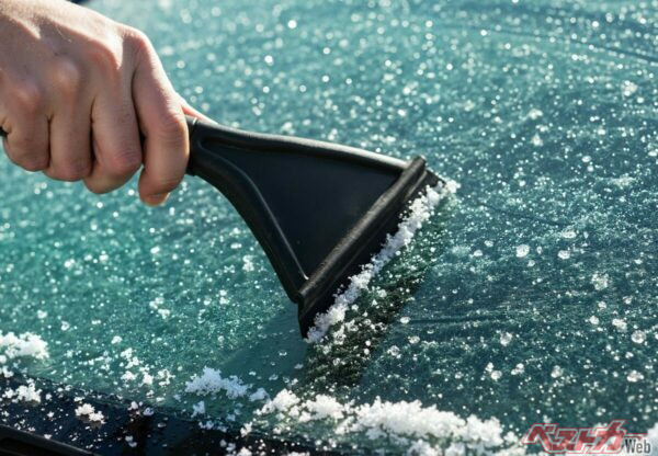 凍ったウィンドウにお湯をかけるのはNG行為！　雪が降ったらやってはいけない5つの常識・非常識