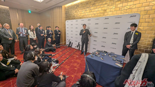 記者陣に囲まれる自工会・佐藤恒治会長（トヨタ自動車社長）。大変熱い会見だった。任期は２年。がんばってください