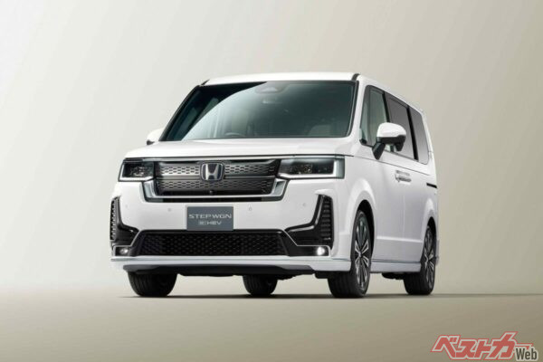 バンパーワイドガーニッシュを装着し、凛々しいステップワゴン スパーダもよりはっきりとした顔立ちに