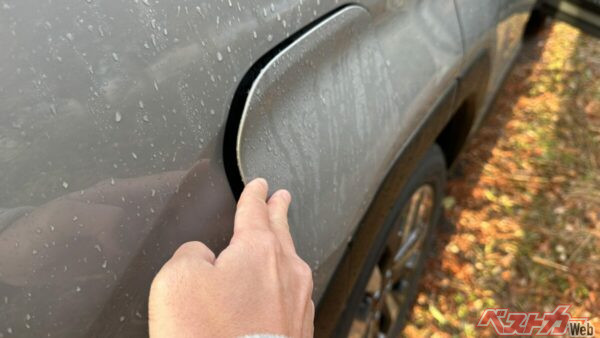 フォレスターは車内のスイッチで開けるのではなく、給油口の蓋を直接押して開ける方式