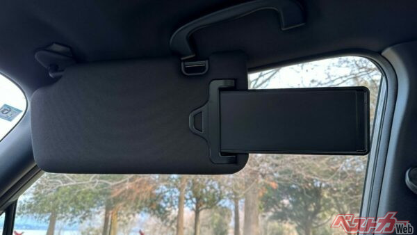 サンバイザー内のスライドパネルを伸ばせば、遮光範囲を広げられるのは非常にありがたい。まさにこんなのあったらよかったと思う装備