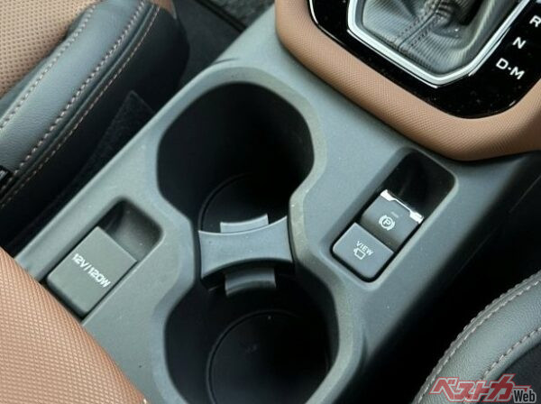 カメラボタンはシフトパネル後方にあるため微妙に押しにくい