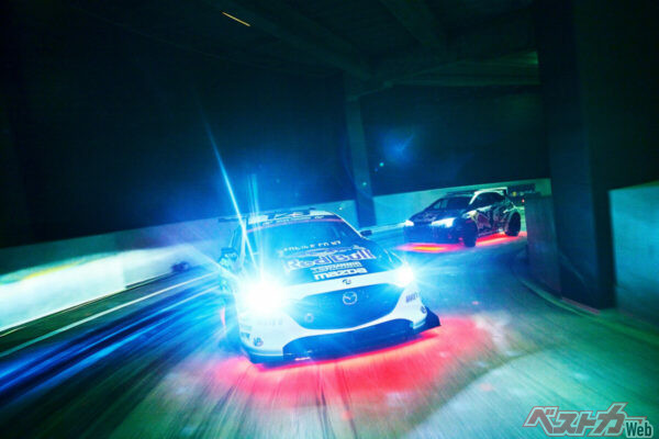 道幅が狭い立体駐車場のスロープを現役プロドライバーの巧みなテクニックで駆け上がる姿は鳥肌モノ (写真:Maruo Kono / Red Bull Content Pool))