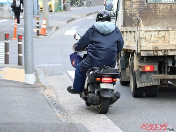 路肩と路側帯、バイクのうっかり違反に注意！ 歩道の有無で違う走行ルール
