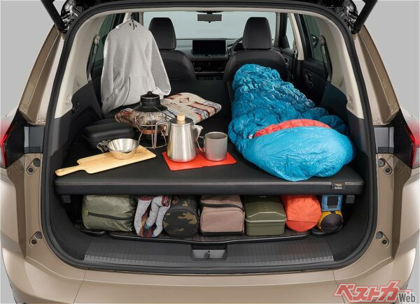 ベッドマットを展開すれば、大人2人が横になれるスペースに早変わり(許容荷重 : 150kg)