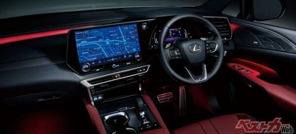 F SPORT専用のインテリア。ステアリングホイールには「F」のロゴが刻まれている