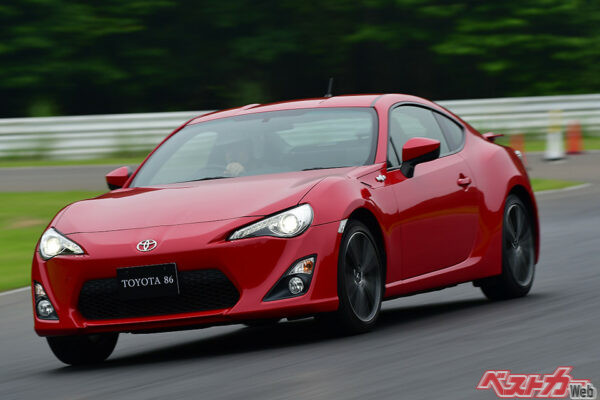 初代トヨタ 86。200psの2L水平対向4気筒エンジンを搭載して2012年2月に登場