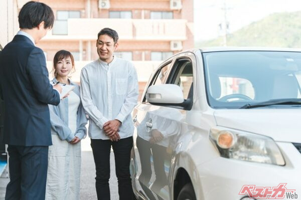 商談が長引けば、納車が遅れるおそれも。営業担当者もサクサク話が進む（buritora@Adobe Stock）