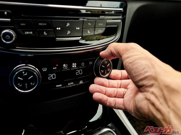 暖かい空気は上に広がるため、吹き出し口は足元中心がおすすめ。車内全体を自然に暖めやすい（PHOTO：Adobe Stock_ Alexander）